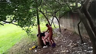 TRABALHADORES SAO FLAGRADOS NA HORA DO ALMO&Ccedil;O FAZENDO SEXO NO MEIO DA PRA&Ccedil;A